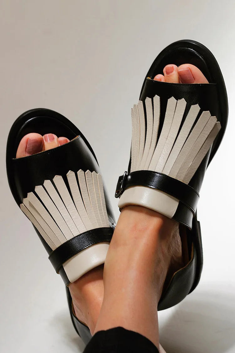 Sandalen mit kontrastfarbigen Fransen, offenem, rundem Zehenbereich und zum Hineinschlüpfen