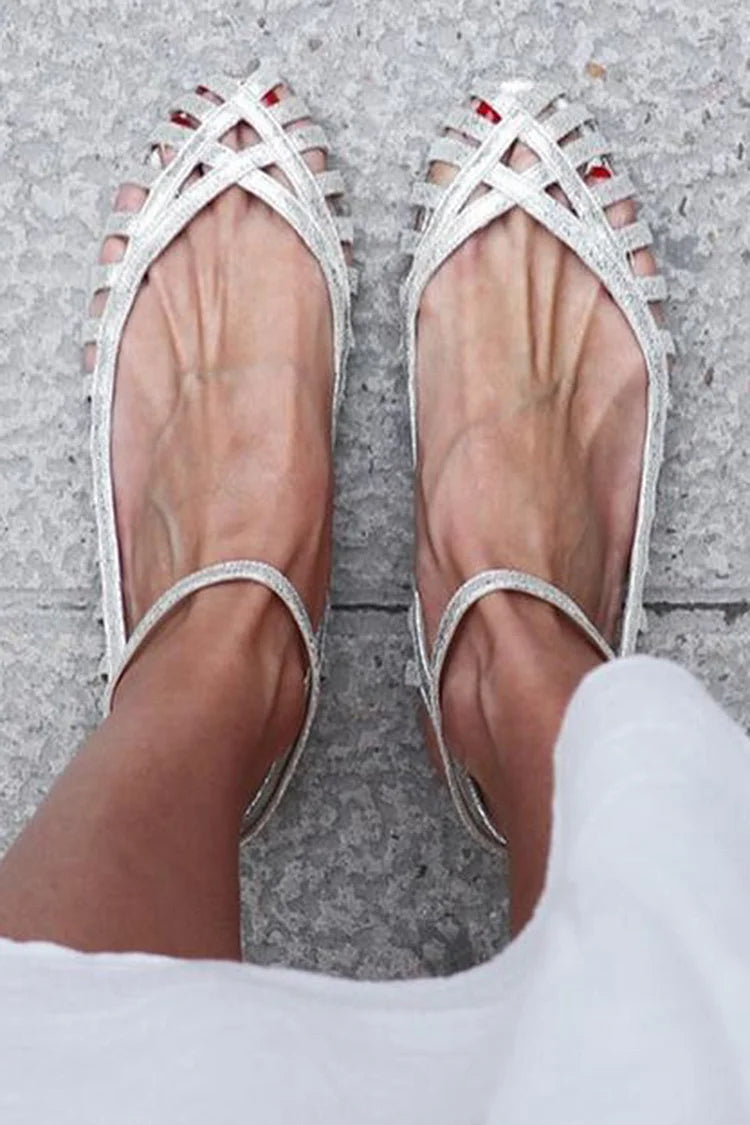 Silberne Sandalen mit ausgeschnittenem Knöchelriemen und runder Zehenpartie