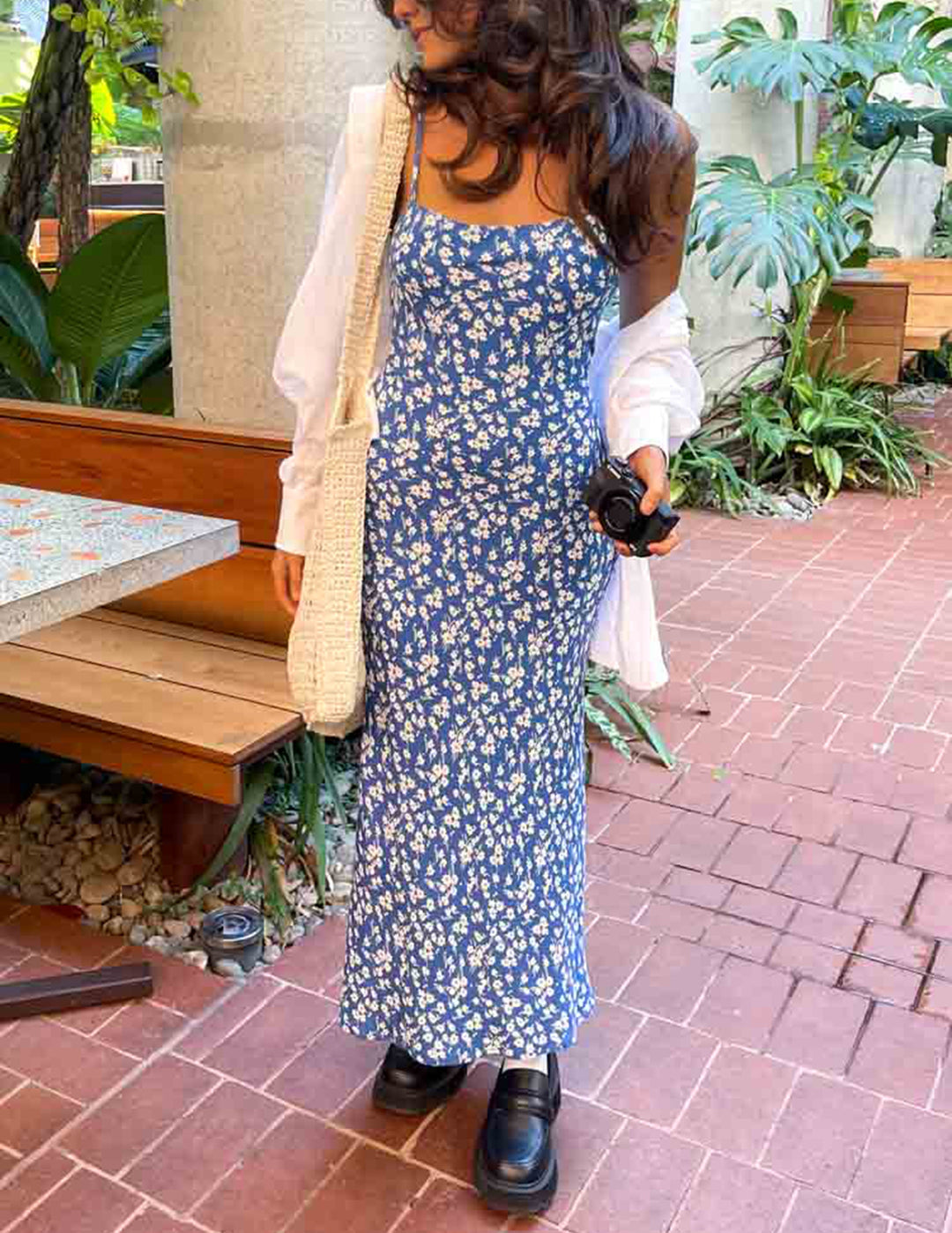 Delphinblaues Midikleid mit Blumenmuster