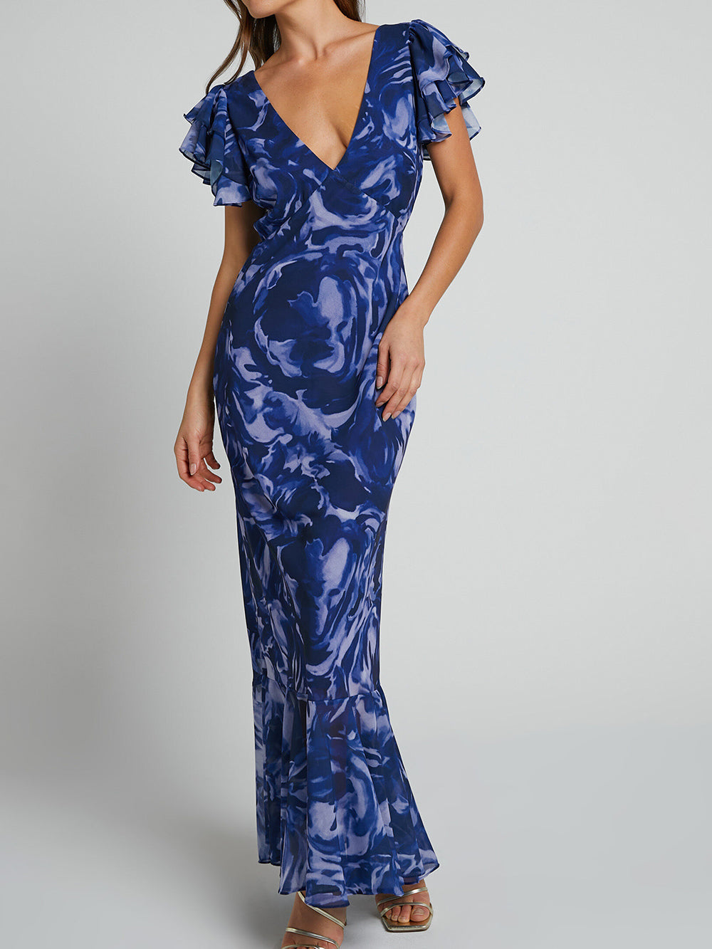 Maxikleid mit V-Ausschnitt und flatternden Ärmeln in Navy Swirl