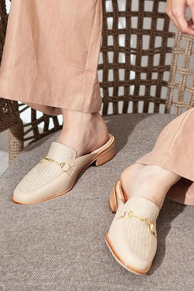 Mules bege com patchwork, bico redondo e decoração metálica com fivela