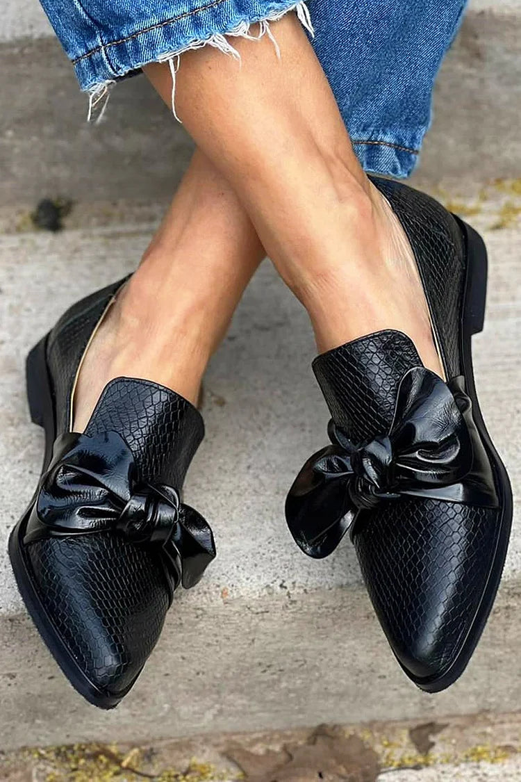 Schlangenlederprint, Schleife, geknotet, spitze Zehenpartie, Slip-On, schwarze Loafers