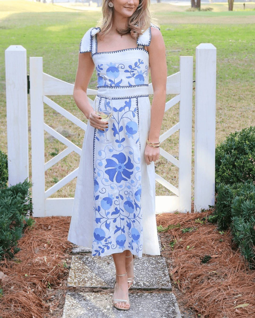 Damenkleid mit floralem Print und gerafften Stufen