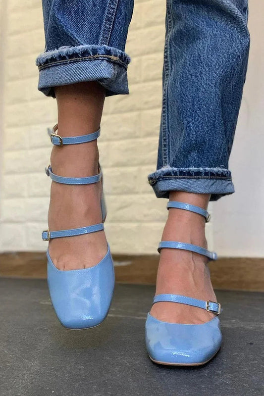 Niebieskie buty na grubym obcasie z kwadratowym noskiem i wieloma paskami z klamrami