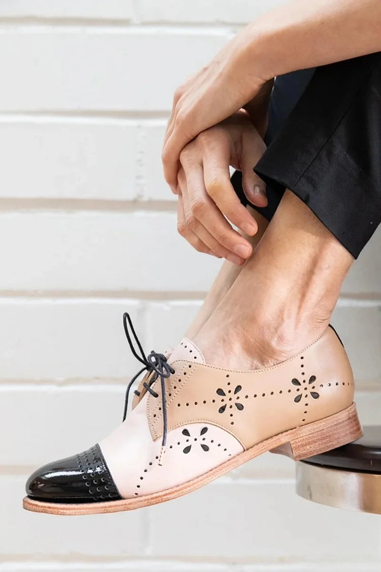 Oxford cáqui com padrão floral colorblock, atacadores e salto baixo bloco