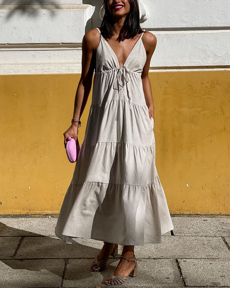 Vestido simples de algodão e linho com alças tipo suspensório e estilo camadas