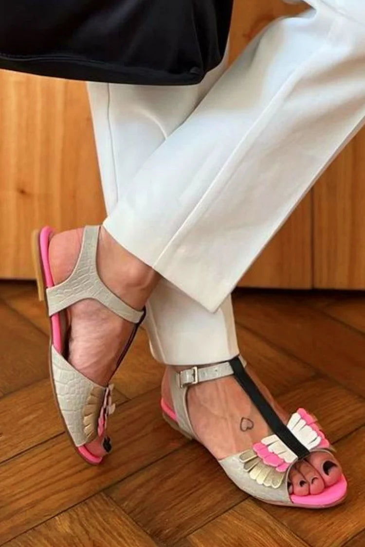 Sandali grigio chiaro con cinturino a T e fibbia, con frange patchwork multicolor