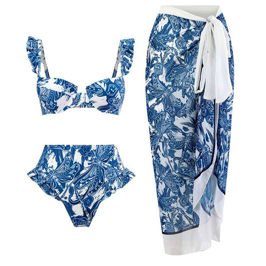 Conjunto de biquíni de duas peças com folhos e saia de saída com estampa