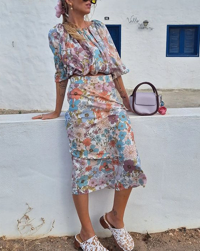 Urlaubs-Zweiteiler mit floraler Print-Bluse und Rock