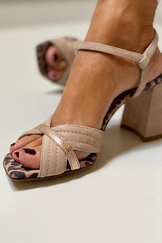 Sandały na grubym obcasie w kolorze khaki z odkrytymi palcami i wzorem w panterkę w stylu patchwork