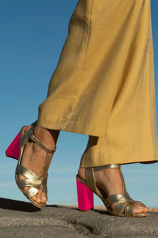 Tacco Grosso Oro Scavato con Plateau Peep Toe a T abbinato ai colori