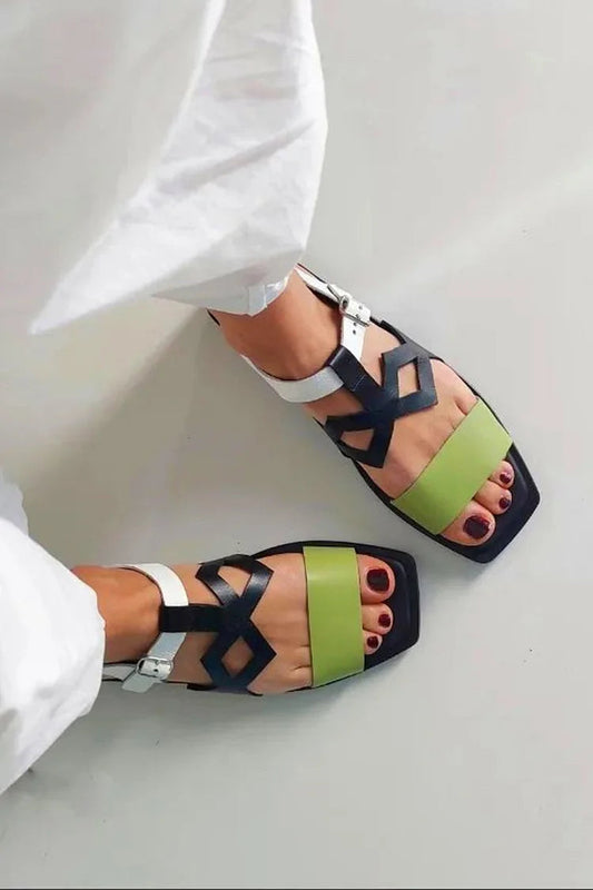Czarne sandały z wycięciami, kwadratowym noskiem i kolorowymi blokami  