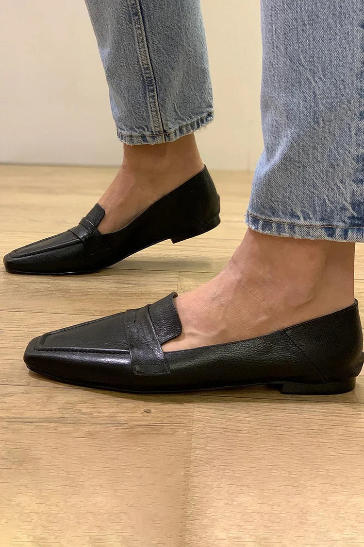 Mocassins pretos slip-on com biqueira quadrada e remendos em cor sólida