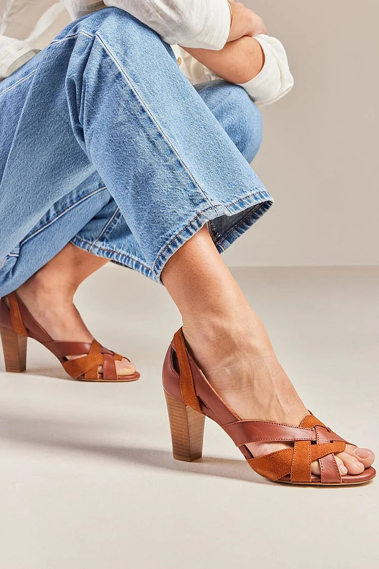 Geflochtener Peeptoe, ausgeschnitten, braune klobige Absätze  
