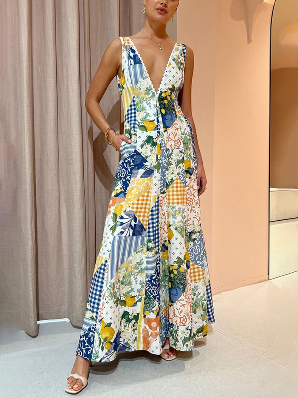 Vestido Casual Sem Mangas com Estampa e Decote em V Grande  