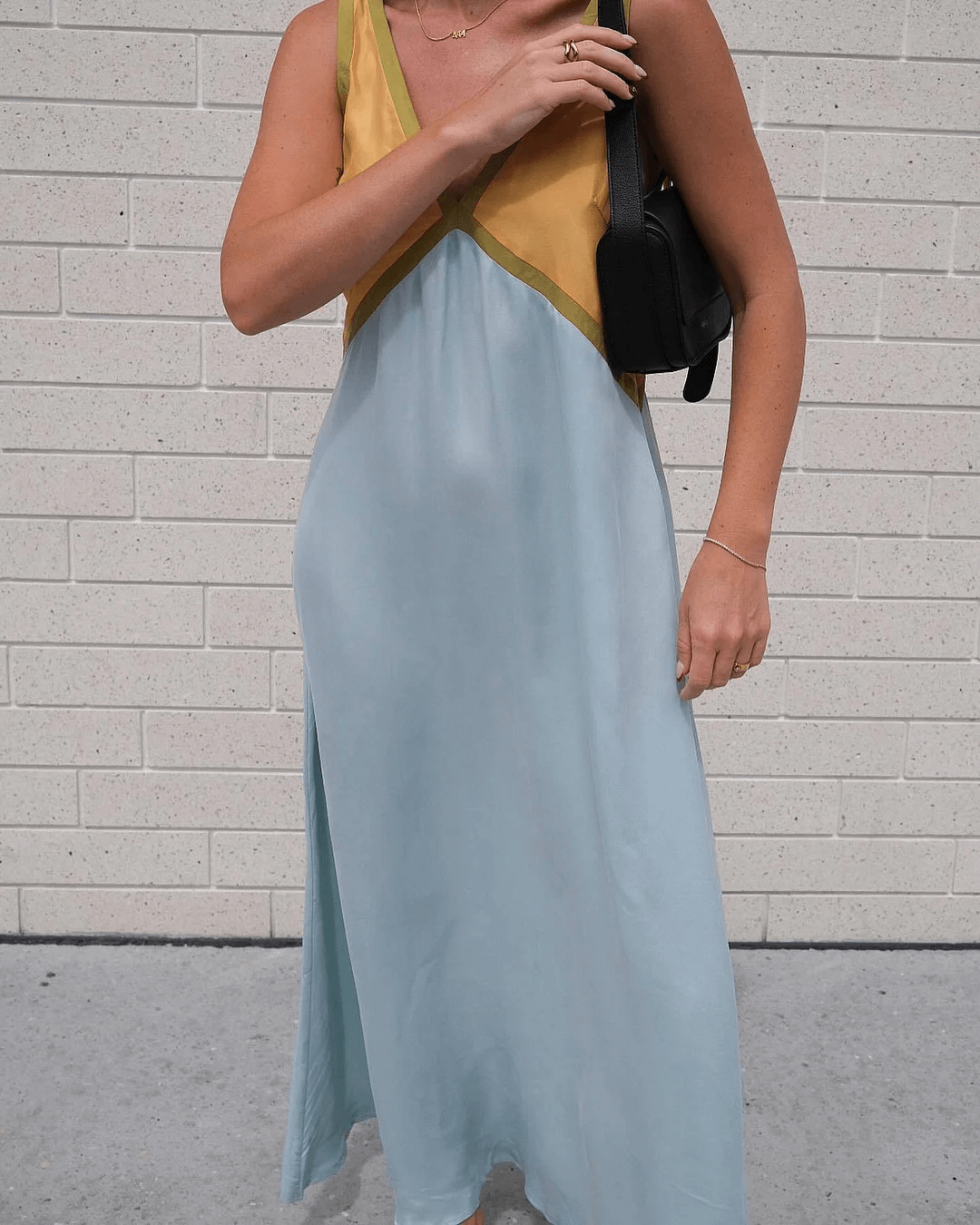 Chic V-neck contrasting color dress