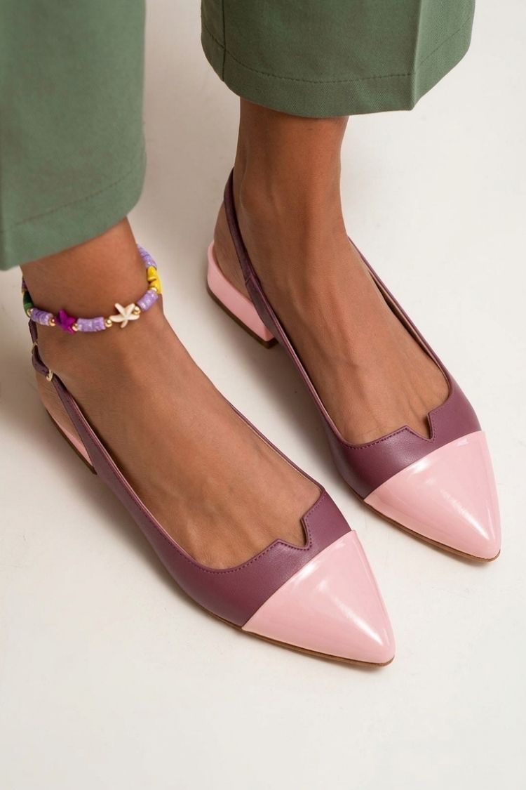 Zapatos planos destalonados con puntera en punta, tiras con hebillas y bloques de color con aberturas