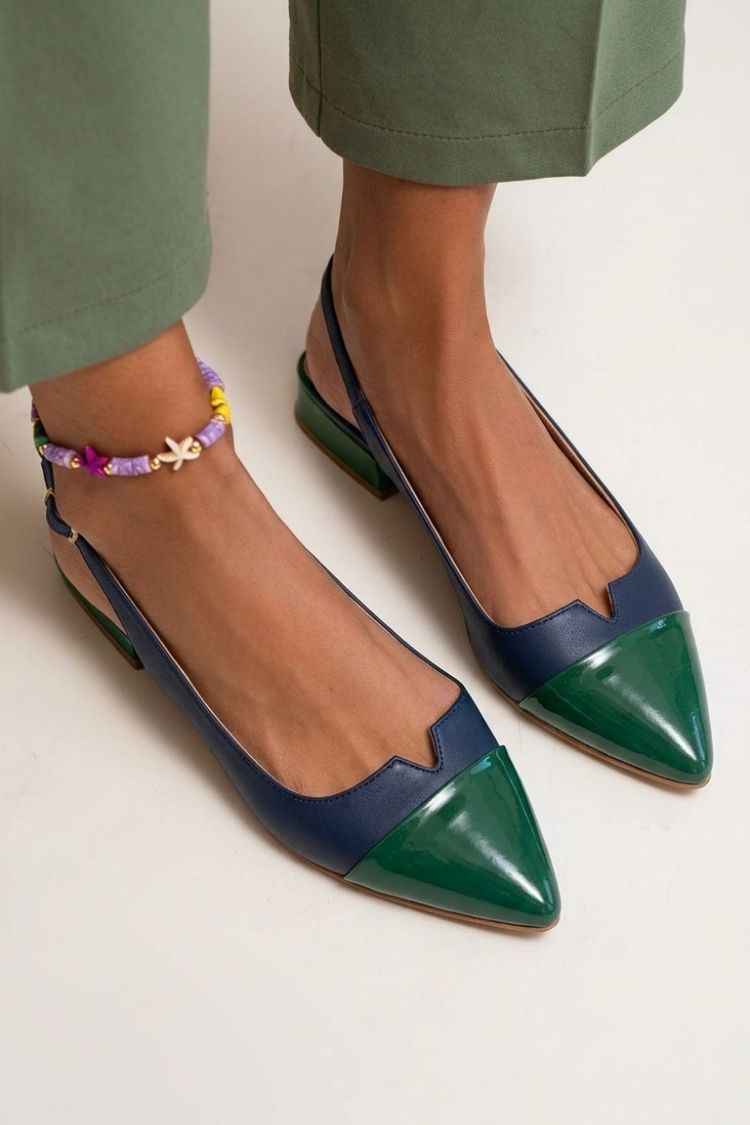 Zapatos planos destalonados con puntera en punta, tiras con hebillas y bloques de color con aberturas