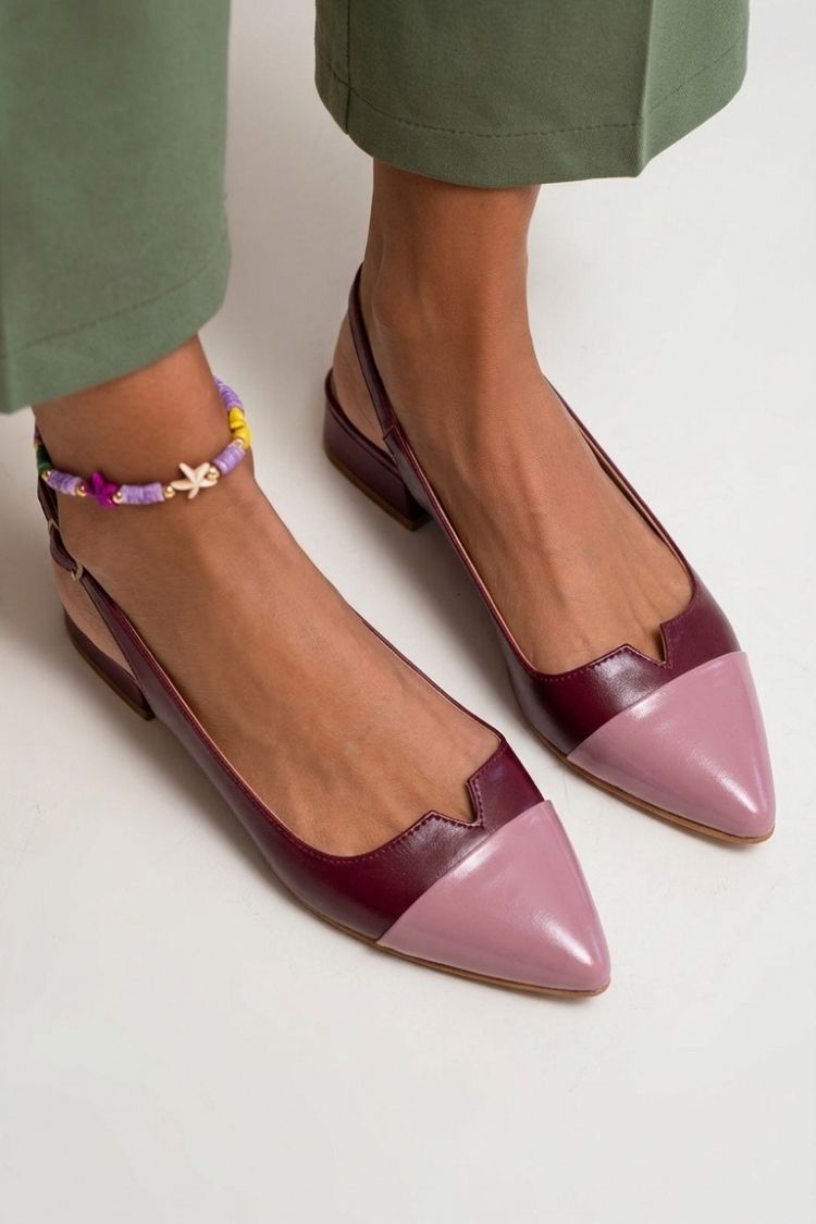 Zapatos planos destalonados con puntera en punta, tiras con hebillas y bloques de color con aberturas