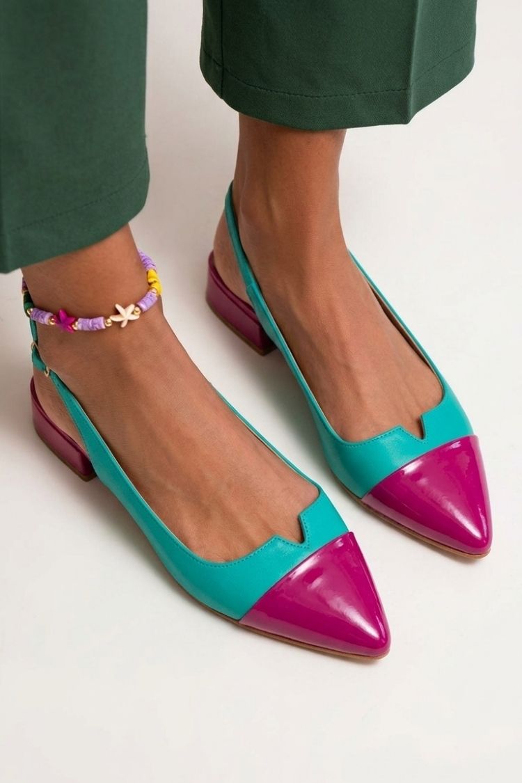 Zapatos planos destalonados con puntera en punta, tiras con hebillas y bloques de color con aberturas