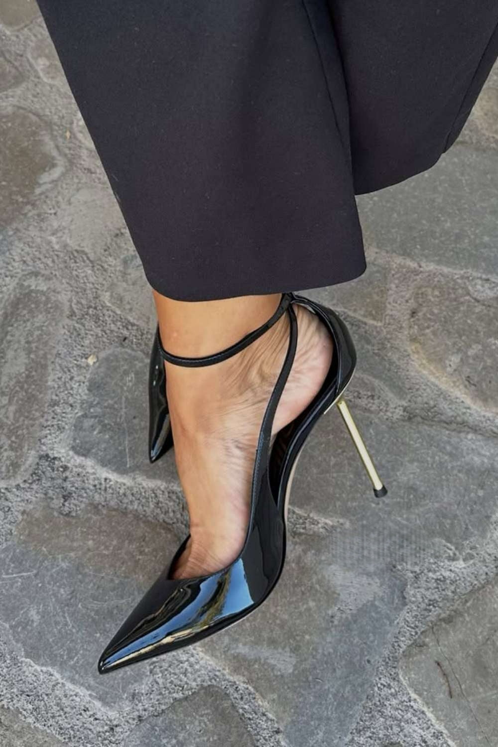 Escarpins noirs vernis à talon stiletto avec bride à la cheville